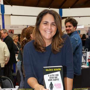 C'est la raison pour laquelle son retour dans "Touche pas à mon poste" attendre encore.

Valérie Bénaïm , à la Halle Georges Brassens de Brive-la-Gaillarde pour la Foire du Livre de Brive , le 9 novembre 2024. © Jean-Marc Lhomer / Bestimage