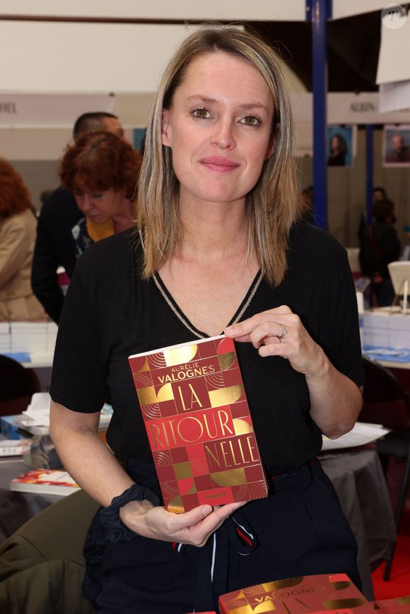 Pour Paris Match, l'écrivaine a révélé que Charlotte Gainsbourg et Lou Doillon, les filles de Jane Birkin, n'ont pas entièrement vidé les lieux.

Aurélie Valognes - Personnalités à la 40ème Foire du Livre à la Halle George Brassens de Brive-la-Gaillarde. Le 4 novembre 2022 © Jean-Marc Lhomer / Bestimage