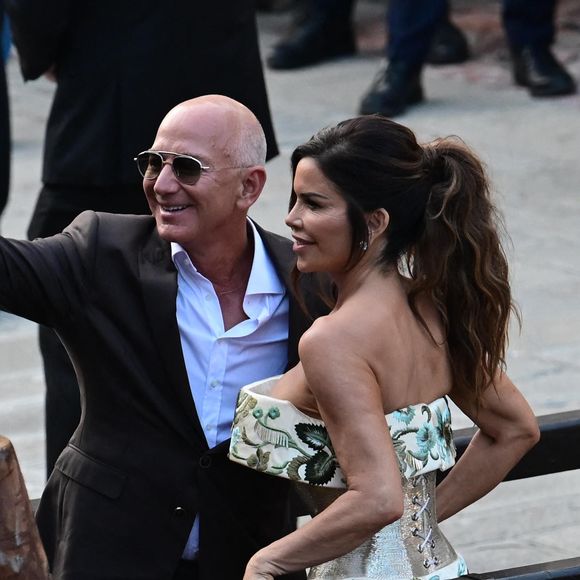 Jeff Bezos et Lauren Sánchez ont célébré un mariage spectaculaire à Venise, réunissant de nombreuses personnalités.

Arrivée du mariage de Jeff Bezos et Lauren Sanchez au Campo della Madonna dell'Orto Venise, Italie. SGP / BESTIMAGE