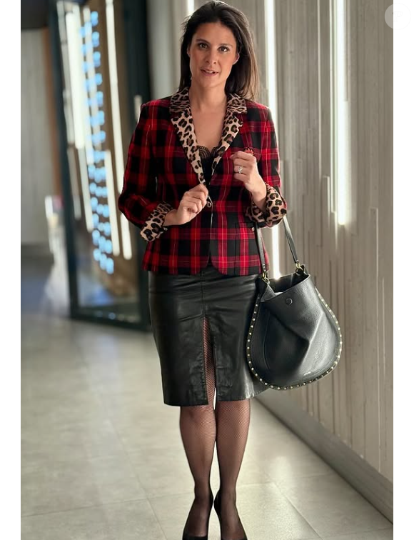 Comme dernièrement, lorsqu'elle a opté pour une jupe en cuir ainsi qu'un blazer original.

Apolline de Malherbe s'affiche stylée avec une veste originale.