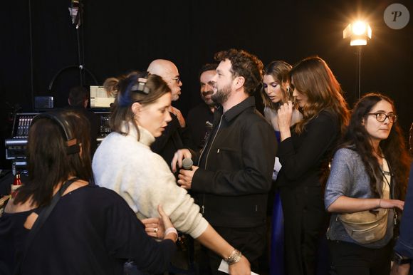 Laury Thilleman, Pascal Obispo, Claudio Capeo en backstage de l'enregistrement de l'émission "La fête de la chanson française - 20 ans d'émotions" présentée par L.Thilleman et A.Manoukian, et diffusée le 17 avril sur France 3 à Paris, France, le 9 décembre 2025. © Jack Tribeca/Bestimage