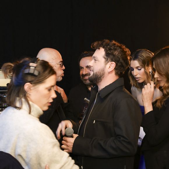 Laury Thilleman, Pascal Obispo, Claudio Capeo en backstage de l'enregistrement de l'émission "La fête de la chanson française - 20 ans d'émotions" présentée par L.Thilleman et A.Manoukian, et diffusée le 17 avril sur France 3 à Paris, France, le 9 décembre 2025. © Jack Tribeca/Bestimage