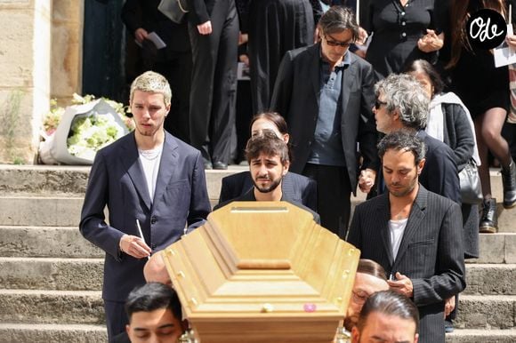 Car le 24 juillet 2023, le clan se réunissait de nouveau à l'église pour ses obsèques. Une fin de mois tragique après avoir si bien commencé en célébrant l'amour. 

Marlowe Jack Tiger Mitchell, Ben Attal, Roman de Kermadec, le fils de Kate Berry, Alice Attal et Yvan Attal lors des funérailles à l'église Saint-Roch à Paris, en France, le 24 juillet 2023, de la chanteuse et actrice d'origine britannique Jane Birkin, décédée le 16 juillet 2023 à Paris à l'âge de 76 ans. Photo de Jérôme Domine/Abaca