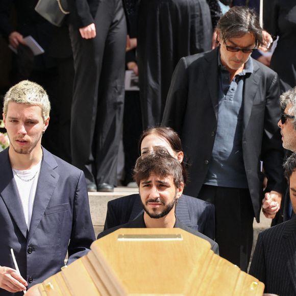 Car le 24 juillet 2023, le clan se réunissait de nouveau à l'église pour ses obsèques. Une fin de mois tragique après avoir si bien commencé en célébrant l'amour. 

Marlowe Jack Tiger Mitchell, Ben Attal, Roman de Kermadec, le fils de Kate Berry, Alice Attal et Yvan Attal lors des funérailles à l'église Saint-Roch à Paris, en France, le 24 juillet 2023, de la chanteuse et actrice d'origine britannique Jane Birkin, décédée le 16 juillet 2023 à Paris à l'âge de 76 ans. Photo de Jérôme Domine/Abaca