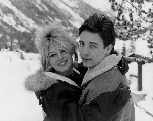 La photo d'archive prise dans les années 1960 montre Brigitte Bardot et son mari Jacques Charrier à Chamonix, en France. Photo by Globe Photos/Zuma Press/ABACAPRESS.COM