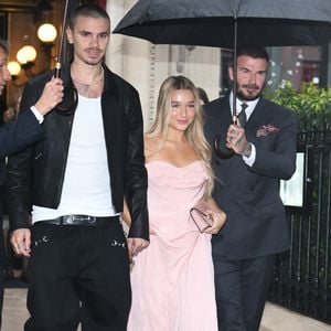 David Beckham a été vu quittant l’hôtel La Réserve en famille pour rejoindre son épouse. Il était accompagné de sa fille Harper (14 ans), sublime en robe rose, ainsi que de son fils Romeo (23 ans). 

David Beckham, sa fille Harper Beckham et son fils Romeo Beckham quittent l'hôtel La Reserve lors de la Fashion Week Paris printemps été à Paris, France, le 3 octobre 2025. Photo by Florian Poitout/ABACAPRESS.COM
