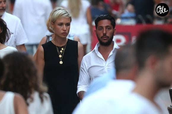 Pour marquer le coup, le couple a choisi l'une des destinations les plus prisées par le gratin international. 

Cyril Kamar (Alias K.Maro) et sa femme Anne-Sophie Mignaux recemment mariés se promènent avec des amis dans les rues de Saint-Tropez le 27 juillet 2016.