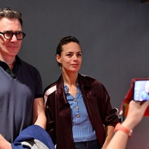 Deux décennies plus tard, leur histoire continue de s’écrire loin des projecteurs, même si leurs métiers les amènent régulièrement à se retrouver sur les tapis rouges. 

Michel Hazanavicius, le réalisateur de OSS 117 : le Caire, Nid d'espions, a présenté son film qu'il a mis en scène en 2006, dans le cadre des projections des films cultes lors de la 8ème édition du Festival Cinéroman à Nice au Pathé Gare du Sud, le 3 octobre 2026. © Bruno Bebert / Dominique Jacovides / Bestimage