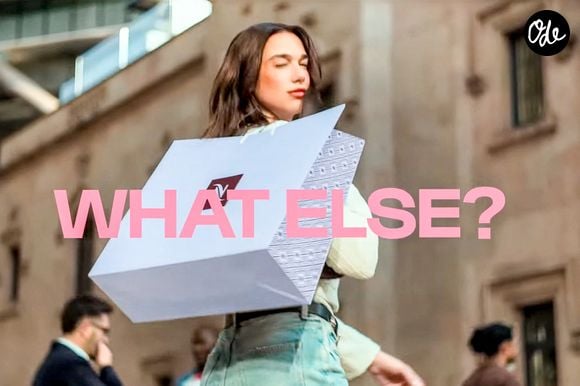 La marque devient progressivement un véritable empire du café premium, notamment grâce à son modèle fondé sur la vente répétée de capsules et à ses célèbres égéries comme George Clooney, David Beckham et Dua Lipa. 

La star de la pop Dua Lipa est devenue la nouvelle égérie de la marque de capsules de café Nespresso, avec un clin d'œil à George Clooney, également ambassadeur de la marque. © Nespresso via Bestimage