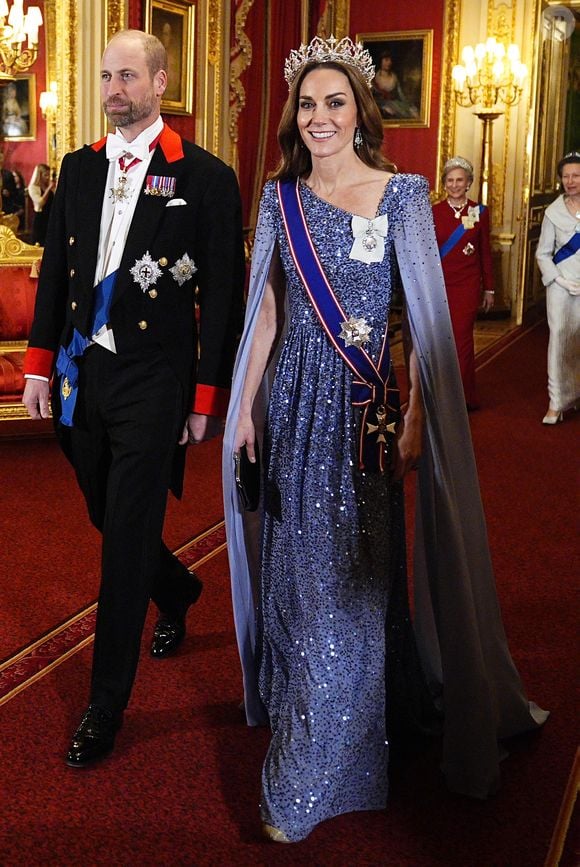 À l'occasion de la venue du président allemand, Kate Middleton a arboré une incroyable robe bleue.

Le prince William, prince de Galles, et Catherine (Kate) Middleton, princesse de Galles - Banquet d'Etat au château de Windsor en l'honneur de la visite officielle de Frank-Walter Steinmeier (Président fédéral de l'Allemagne) et sa femme Elke Büdenbender au Royaume-Uni, le 3 décembre 2025.
