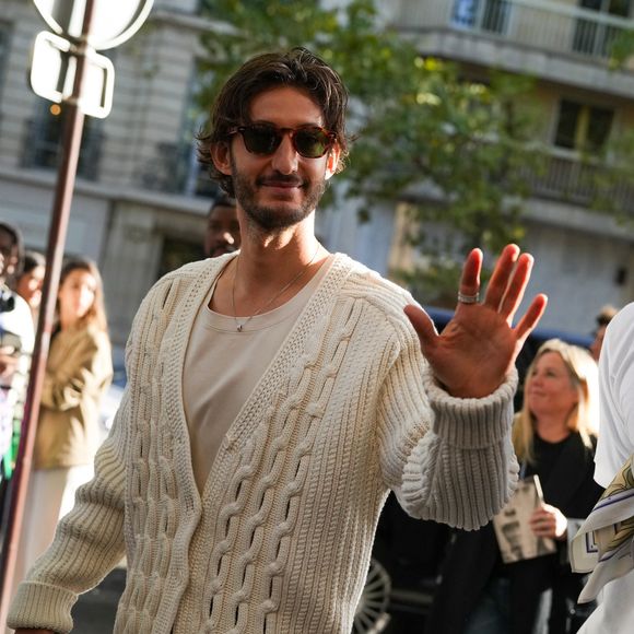 Il s'agit du restaurant "Holybelly", dans le Xe arrondissement.

Pierre Niney assiste au défilé Lacoste Womenswear Spring/Summer 2026 dans le cadre de la semaine de la mode à Paris le 05 octobre 2025 à Paris, France. (Photo par Lucia Sabatelli / Bestimage)
