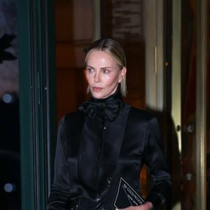 Charlize Theron fait une apparition élégante à Paris, toute de noir vêtue, assortie à sa pochette Dior.


©BestImage