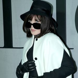 Pour lutte contre les marques de l'âge, la mère de Barnabé et Gabriel-Kane a d'ailleurs son petit secret.

Isabelle Adjani - Célébrités au Défilé de Mode Dior, Prêt-à-porter Automne / Hiver 2025-2026 dans le cadre de la Fashion Week de Paris, France, le 04 Mars 2025. 

© Bertrand Rindoff / Bestimage