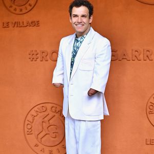 À 26 ans, Théo Curin poursuit une carrière entre télévision, sport et engagement.

Théo Curin pris en photo au Village lors du tournoi de Roland-Garros, le 8 juin 2025 à Paris, en France. Photo de Franck Castel/ABACAPRESS.COM