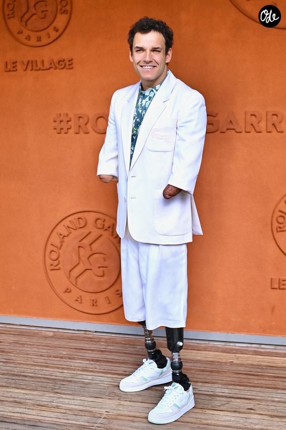 À 26 ans, Théo Curin poursuit une carrière entre télévision, sport et engagement.

Théo Curin pris en photo au Village lors du tournoi de Roland-Garros, le 8 juin 2025 à Paris, en France. Photo de Franck Castel/ABACAPRESS.COM