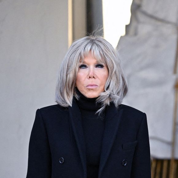 Le président Emmanuel Macron et sa femme Brigitte Macron participent à une minute de silence en hommage aux victimes du cyclone Chido à Mayotte. © Eric Tschaen / Pool / Bestimage