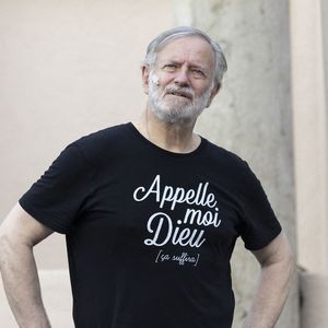 Exclusif - Francis Huster - Représentation de la pièce de théâtre "Les pigeons" au Théâtre de Verdure lors du 40ème Festival de Ramatuelle. Le 10 août 2024 © Cyril Bruneau / Festival de Ramatuelle / Bestimage