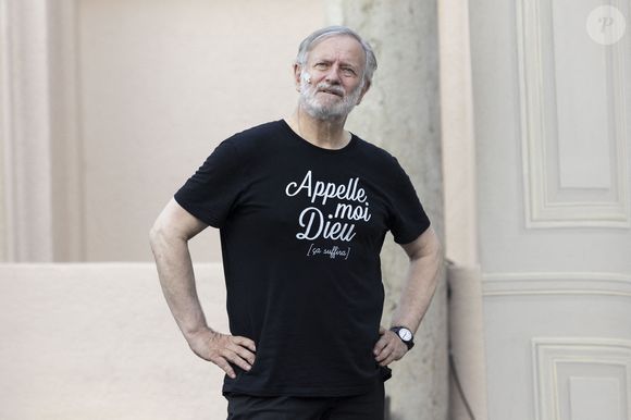Exclusif - Francis Huster - Représentation de la pièce de théâtre "Les pigeons" au Théâtre de Verdure lors du 40ème Festival de Ramatuelle. Le 10 août 2024 © Cyril Bruneau / Festival de Ramatuelle / Bestimage
