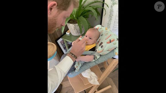 Le prince Harry, duc de Sussex et Meghan Markle, duchesse de Sussex, avec leurs enfants Archie et Lilibet. Backgrid UK/ Bestimage