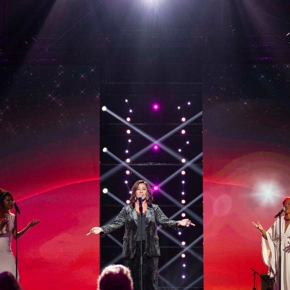 Exclusif - Chimene Badi et ses choristes - Enregistrement de l'émission "La fête de la chanson française" à Paris, présentée par L.Thilleman et A.Manoukian, et diffusée le 20 décembre sur France 3
© Pierre Perusseau / Bestimage