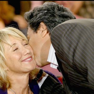 Christian Clavier a craqué en la voyant sur scène après un fou rire, le début d'une longue romance : "Après le bac, on a décidé de vivre ensemble, mais on n’était pas du tout dans la dimension bourgeoise ‘on va se fiancer puis se marier.’ Ça ne comptait pas pour nous.” 
Marie Anne Chazel & Christian Clavier
Sur le plateau de ' Vivement Dimanche' Guillaume Gaffiot/Bestimage