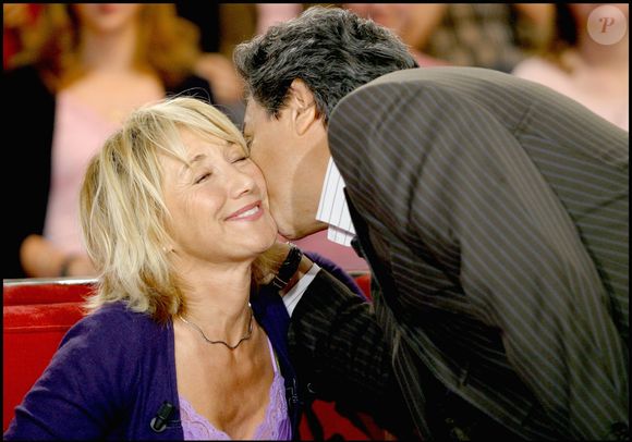 Christian Clavier a craqué en la voyant sur scène après un fou rire, le début d'une longue romance : "Après le bac, on a décidé de vivre ensemble, mais on n’était pas du tout dans la dimension bourgeoise ‘on va se fiancer puis se marier.’ Ça ne comptait pas pour nous.” 
Marie Anne Chazel & Christian Clavier
Sur le plateau de ' Vivement Dimanche' Guillaume Gaffiot/Bestimage