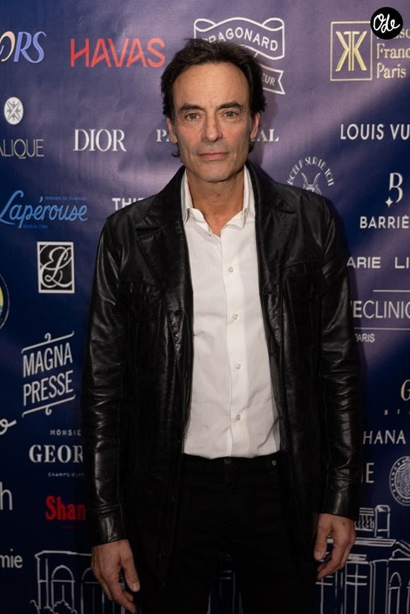 Pour accompagner ses mots, l'acteur a partagé un véritable album de famille intime.

Anthony Delon au dîner de gala caritatif de l'ONG Elisecare dédié aux enfants de la guerre au Pavillon Ledoyen à Paris le 24 Novembre 2025. © Julien Sarkissian / Bestimage