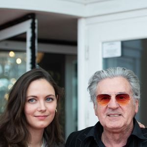 Avec Emmanuelle Béart, Daniel Auteuil a eu Nelly, qui est productrice de cinéma

Nelly Auteuil et Daniel Auteuil lors de la séance photo du film « Le Fil », dans le cadre du 38e Festival du film de Cabourg, à Cabourg, en France, le 14 juin 2024. Photo : Aurore Marechal/ABACAPRESS.COM
