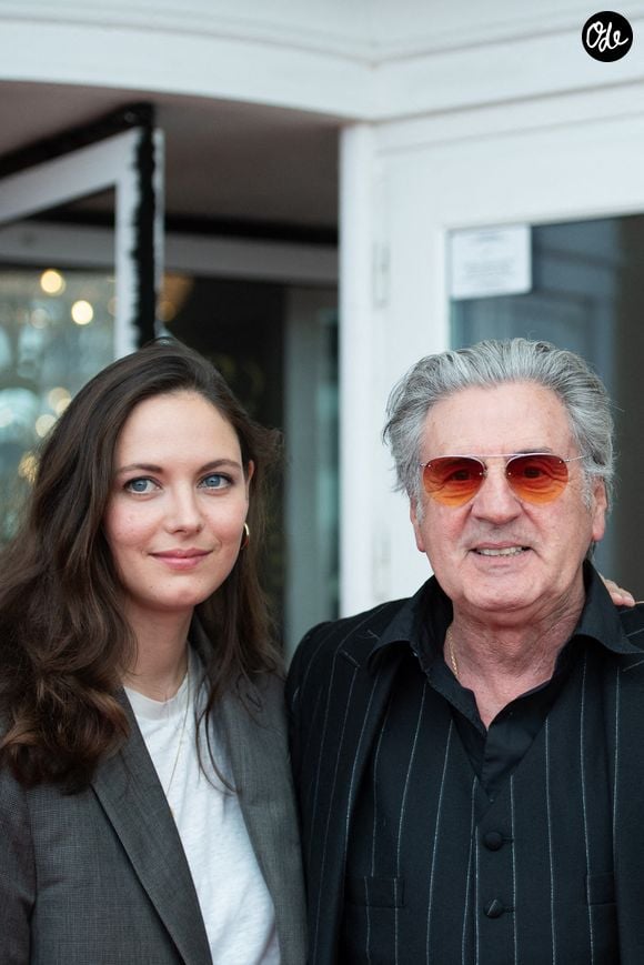 Avec Emmanuelle Béart, Daniel Auteuil a eu Nelly, qui est productrice de cinéma

Nelly Auteuil et Daniel Auteuil lors de la séance photo du film « Le Fil », dans le cadre du 38e Festival du film de Cabourg, à Cabourg, en France, le 14 juin 2024. Photo : Aurore Marechal/ABACAPRESS.COM