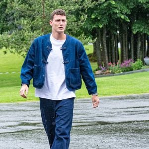 Parmi elles, une robe Nicole + Felicia brodée d’un message personnel, une création vintage Versace, et une robe de brunch en crochet confectionnée à partir de napperons familiaux.

Benjamin Pavard - Arrivée des joueurs de l’Equipe de France de football à Clairefontaine, le 29 mai 2024. 
© Baptiste Autissier / Panoramic / Bestimage