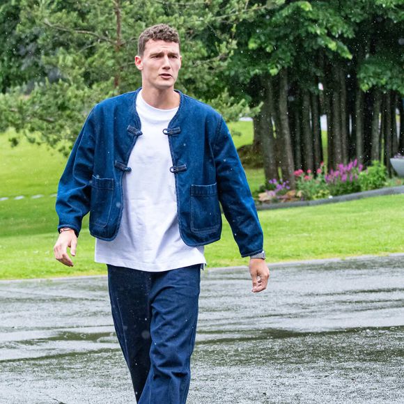 Parmi elles, une robe Nicole + Felicia brodée d’un message personnel, une création vintage Versace, et une robe de brunch en crochet confectionnée à partir de napperons familiaux.

Benjamin Pavard - Arrivée des joueurs de l’Equipe de France de football à Clairefontaine, le 29 mai 2024. 
© Baptiste Autissier / Panoramic / Bestimage