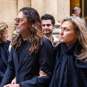 Exclusif - Jacques-Antoine Granjon et sa femme Eléonore - Obsèques de Patrice de Colmont, propriétaire du Club 55, en l'Eglise de Saint-Tropez, le 20 octobre 2025. 
© Florian Escoffier / Nice Matin / Bestimage