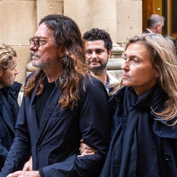 Exclusif - Jacques-Antoine Granjon et sa femme Eléonore - Obsèques de Patrice de Colmont, propriétaire du Club 55, en l'Eglise de Saint-Tropez, le 20 octobre 2025. 
© Florian Escoffier / Nice Matin / Bestimage