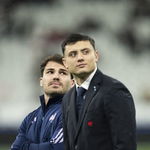 Si Louis Bielle-Biarrey garde toujours sa carrière en tête, il sait également se faire plaisir, comme il a pu le démontrer avec une publication Instagram datant du 30 novembre dernier. 

Antoine Dupont et Louis Bielle-Biarrey avant le match international de rugby des Six Nations entre la France et l'Irlande au Stade de France à Saint-Denis, en banlieue parisienne, le 5 février 2026.Photo par Eliot Blondet/ABACAPRESS.COM