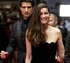 On y voit Laetitia Casta prendre place sur la chaise juste à côté de Pierre Niney, lui serrer la main et serrer celle de sa compagne de longues secondes après
Laetitia Casta et Louis Garrel - Montée des marches du film « Bac Nord » lors du 74ème Festival International du Film de Cannes. Le 12 juillet 2021
© Borde-Jacovides-Moreau / Bestimage