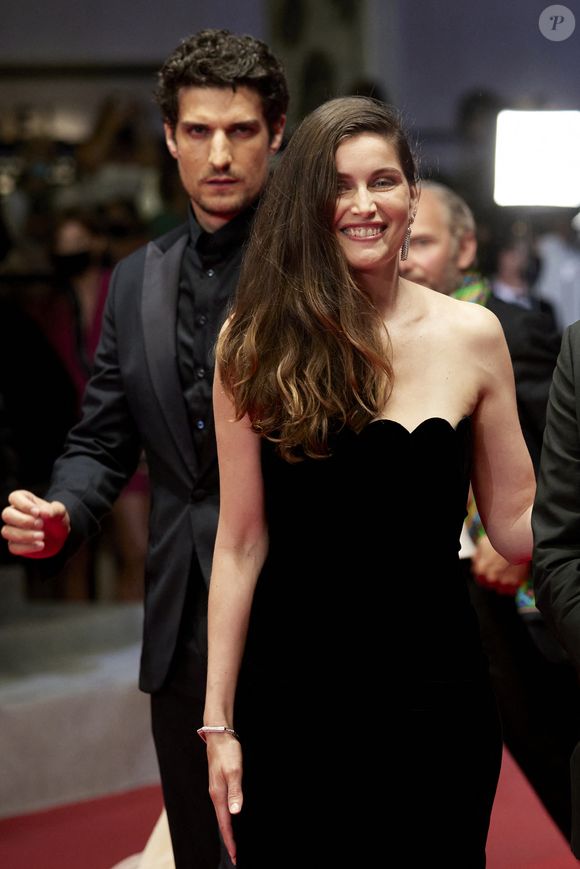 On y voit Laetitia Casta prendre place sur la chaise juste à côté de Pierre Niney, lui serrer la main et serrer celle de sa compagne de longues secondes après 

Laetitia Casta et Louis Garrel - Montée des marches du film « Bac Nord » lors du 74ème Festival International du Film de Cannes. Le 12 juillet 2021
© Borde-Jacovides-Moreau / Bestimage