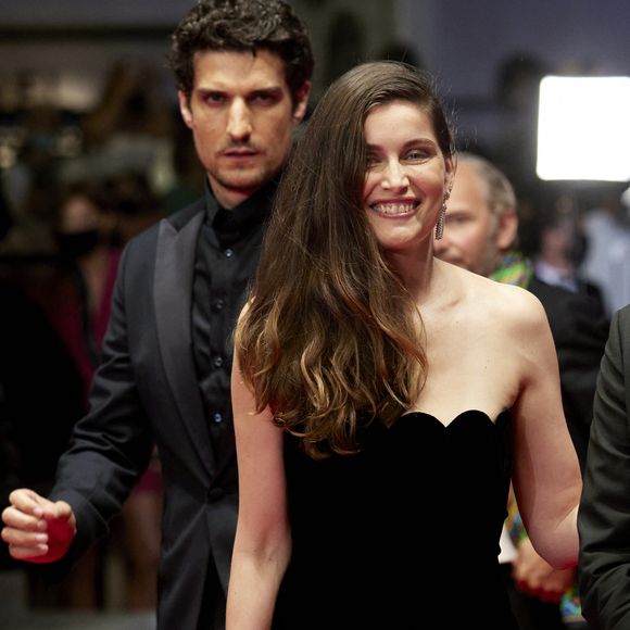 On y voit Laetitia Casta prendre place sur la chaise juste à côté de Pierre Niney, lui serrer la main et serrer celle de sa compagne de longues secondes après 

Laetitia Casta et Louis Garrel - Montée des marches du film « Bac Nord » lors du 74ème Festival International du Film de Cannes. Le 12 juillet 2021
© Borde-Jacovides-Moreau / Bestimage