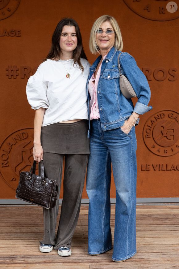 Michèle Laroque et sa Oriane Deschamps au village lors des Internationaux de France de Tennis de Roland Garros 2026. Paris, le 2 juin 2026.
© Jacovides-Moreau / Bestimage