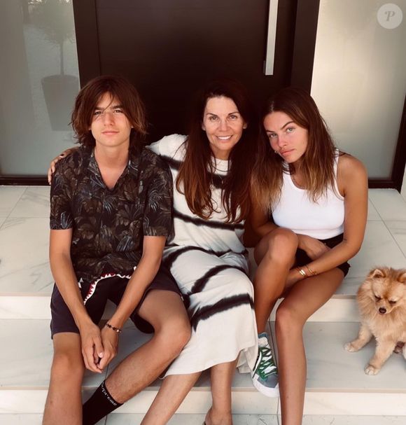 Veronika Loubry se trouve toujours à Paris, chez sa fille Thylane Blondeau

Veronika Loubry est très amoureuse de son petit ami Gérard Kadoche. @ Instagram / Veronika Loubry