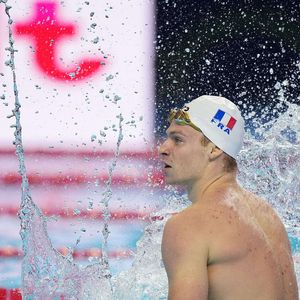 Leon Marchand de France célèbre après la demi-finale du 200m quatre nages individuel masculin de natation aux Championnats du monde d'aquatique à Singapour, le 30 juillet 2025. Photo de Xinhua/Xia Yifang/ABACAPRESS.COM