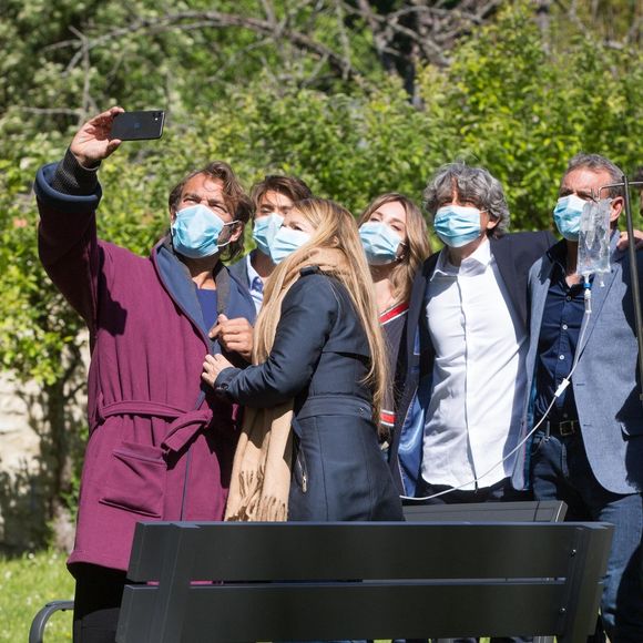 Exclusif - Sebastien Roch, Elsa Esnoult, Tom Schacht, Hélène Rolles, Philippe Vasseur, Patrick Puydebat - Reprise du tournage de la série "Les Mystères de l'amour" à Cergy-Pontoise (Val d'Oise) après 2 mois d'arrêt dû au confinement en pleine épidémie de Coronavirus Covid-19 le 14 mai 2020.