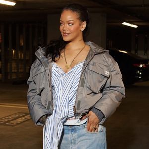 "La couche haute couture est une véritable première pour Dior. Quand Rihanna a une idée, elle a toujours une longueur d'avance. Elle sort des sentiers battus."

EXCLUSIVE Beverly Hills, CA Rihanna a été aperçue à Los Angeles, alors qu'elle se rendait à un rendez-vous, après les célébrations de son anniversaire. 


Sur la photo : Rihanna