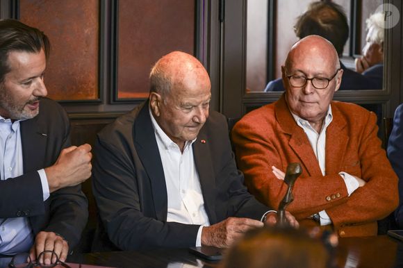 Créé en 2002 par Pierre Moos et dirigé aujourd’hui par Yves-Bernard Debie, l’événement réunit des galeries venues du monde entier, présentant des œuvres d’Afrique, d’Asie, d’Océanie, des Amériques, du Grand Nord et d’archéologie. 

Exclusif - Yves-Bernard Debie, directeur général du Parcours des mondes , Marc Ladreit de Lacharrière , Stéphane Martin, ancien président du musée du quai Branly – Jacques Chirac - Marc Ladreit de Lacharrière lors de la présentation de la nouvelle édition du salon "Parcours Des Mondes".
"Parcours Des Mondes" est le plus important salon international consacré aux arts d'Afrique, d'Océanie, des Amériques, d'Asie et à l'Archéologie tant par le nombre, la qualité ou la diversité de ses participants.
Il rassemble chaque année au début du mois de septembre une cinquantaine de galeries spécialisées dans les arts d’Afrique, d’Asie, d’Océanie, des Amériques et en archéologie, à Saint-Germain-des-Prés, au cœur de Paris. Paris, le 9 septembre 2025.
© Jack Tribeca/Bestimage