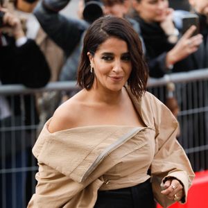 Leïla Bekhti au défilé de mode L'Oréal lors de la la Fashion Week printemps/été 2022 sur le parvis des droits de l'homme à Paris, France, le 3 octobre 2021. © Veeren Ramsamy-Christophe Clovis/Bestimage