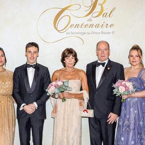 Le prince Albert II de Monaco, la princesse Stéphanie de Monaco, Louis Ducruet et sa femme Marie Ducruet, Camille Gottlieb au photocall du Bal du Centenaire en hommage au Prince Rainier III à l'atrium du Casino de Monte-Carlo à Monaco, le 20 octobre 2023. © Jean-Charles Vinaj/Pool Monaco/Bestimage