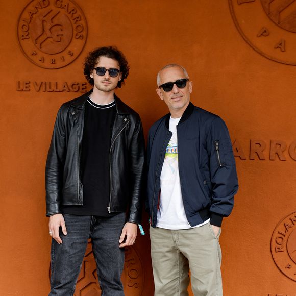 Gad Elmaleh avec son fils Noé au village lors des Internationaux de France de Tennis de Roland Garros 2025, à Paris, France, le 8 juin 2025. © Cyril Moreau/Bestimage