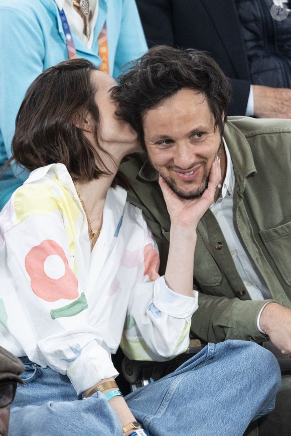 Le chanteur Vianney et sa femme Catherine Robert en tribunes lors des Internationaux de France de Tennis de Roland Garros 2025, à Paris, France, le 6 juin 2025. © Jacovides-Moreau/Bestimage
