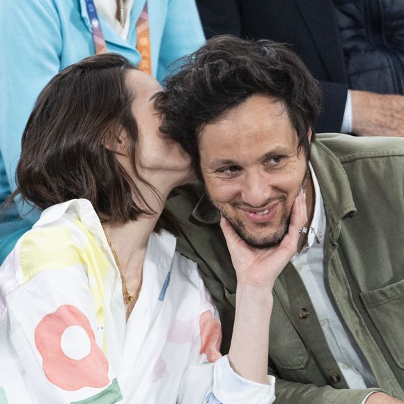 Le chanteur Vianney et sa femme Catherine Robert en tribunes lors des Internationaux de France de Tennis de Roland Garros 2025, à Paris, France, le 6 juin 2025. © Jacovides-Moreau/Bestimage