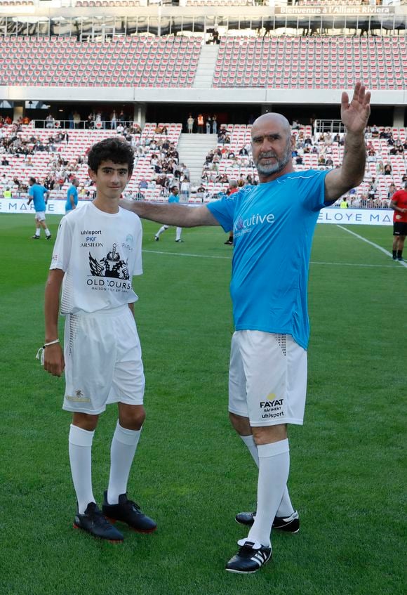 Émir a marqué le joli score de 14 buts en 19 matchs.

L'ancien joueur de football français Eric Cantona et son fils Emir se tiennent sur le terrain à la mi-temps. Match de charité pour l'association Un Espoir, Un Sourire Pour La Vie. Des légendes du football, mais aussi du rugby et quelques personnalités, sont présentes pour un match de mi-temps foot, mi-temps rugby. Nice, France, 26 septembre 2022. Photo Patrick Aventurier/ABACAPRESS.COM