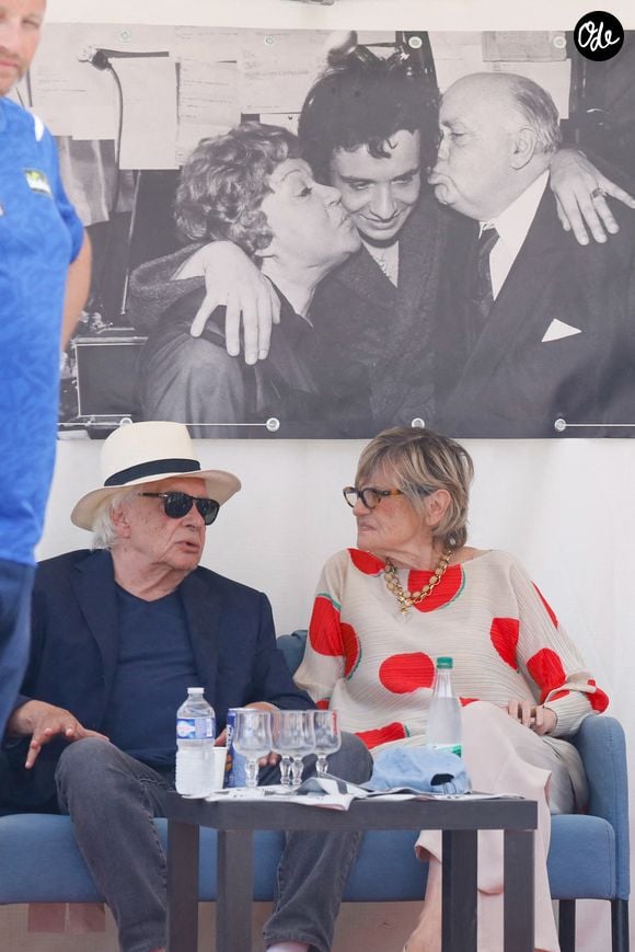 Michel Sardou décrit ensuite le rôle discret mais essentiel que joue Anne-Marie Périer au quotidien

Michel Sardou, sa femme  Anne-Marie Périer - Michel Sardou rend hommage à son père en famille lors du premier trophée de pétanque "Fernand Sardou" à Bormes-les-Mimosas le 29 mai 2026. © Franz Chavaroche / Bestimage